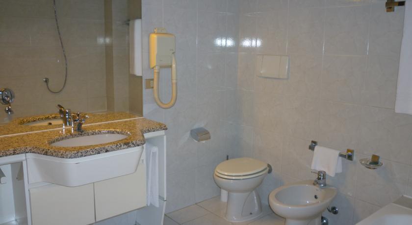 Hotel Ascot Binasco Exterior foto